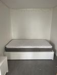 Malm sängstomme ikea m. tillhörande madrass och bäddmadra
