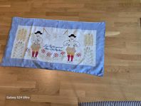 Broderad allmogebonad "När Erik ger ax, ger Ola kaka"