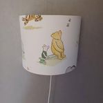 Supermysig vägglampa Nalle Puh i nyskick (handgjord)