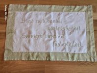 Handbroderad allmogebonad i linnetyg