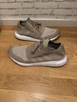 Snygga (Helt nya) Adidas vardags/löpar skor (45) ny1599kr