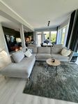 Madison 3-sits soffa med divan vänster och vinklat ben i ek