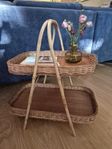 Sidobord i teak och rotting