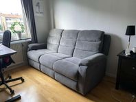 Grå 3-sits soffa med el-recliner från Mio i helt nytt skic