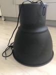 Ikea Taklampa i mörkgrå färg i nyskick