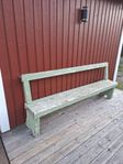 charmig gammal kyrkbänk 