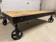 Platform i ek med hjul