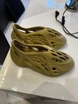 yeezy foam runner/slides