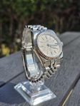 stilren vit Grand Seiko stil klocka