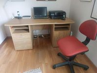 Skrivbord i Ek samt skrivbordsstol.