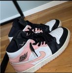 Nike Air Jordan 1 Retro Mid Crimson Tint, Storlek 43