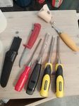 Knivar och stämjärn av olika märken som Morakniv & Stanle