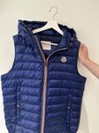 Blå dunväst från Moncler med huva