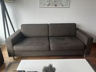 Stilren, mörkgrå tvåsitsig soffa