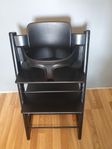 Svart Stokke tripp trapp stol med babyset 