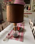 Vacker bordslampa i teak & glas. Mycket fint skick 