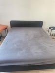 IKEA Dubbelsäng (160cm) med Madrass – Nästan Ny!