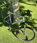 GT Avalanche 1.0 MTB och Specialized cycelskor