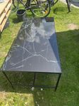 Smäckert glasbord till TV soffan