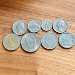 8 olika nu sällsynta mynt.