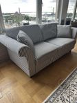 3 sits soffa i blå randigt tyg