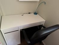 skrivbord och stol