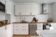 Komplett kök (ej häll, ugn och mikro) från Ikea.