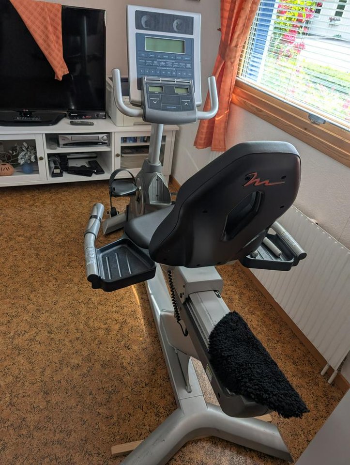 Multi-Gym och träningscykel