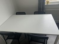 köksbord med stolar