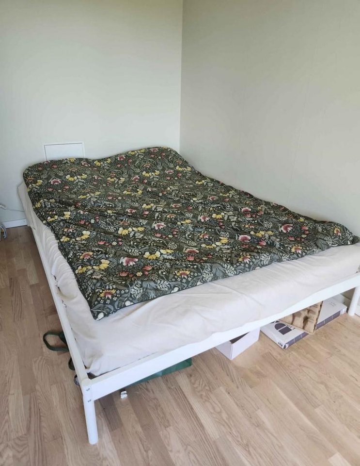 Säng med madrasser