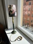 Blommig lampskärm med lampfot i trä