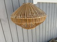 Taklampa i bambu med dimbar ljuskälla