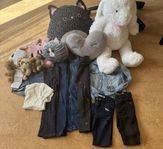 Paket med jeanskläder och gosedjur 