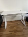 Gamingskrivbord med hörlurshållare