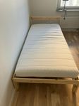 Move out : Helt ny Sängstomme med madrass -90*200