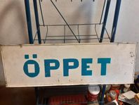 Gammal plåtskylt ÖPPET från en bensinmack