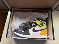 Nike Air Jordan 1 Retro High OG 'Volt Gold' (Storlek 44)