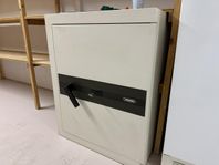Kraftig kassaskåp från HRDRK - tryggt, rymligt