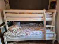 våningssäng, dubbelsäng, köksbord, hörnskåp
