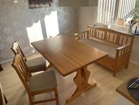 Matgrupp (bord, soffa, stolar)