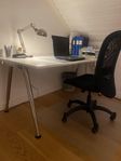Skrivbord med stol och lampa