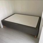 säng ikea skotterund 120x200