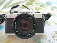 Fujica STX-1 Systemkamera med objektiv och blixt