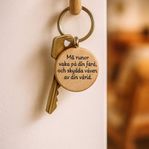 Nyckelring i trä med runmagi – Svensk eller engelsk text!