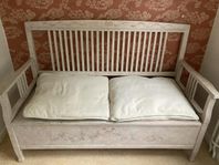Träsoffa 1700-tal handmålad med förvaring 