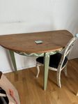 Sött litet bord och stol