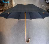 Paraply med trähandtag