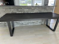 Massivt matbord 