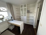 Skrivbord och bokhyllor bortskänkes 