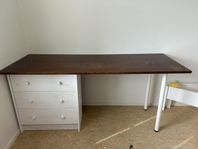 Skänkes pga flytt: skrivbord/byrå